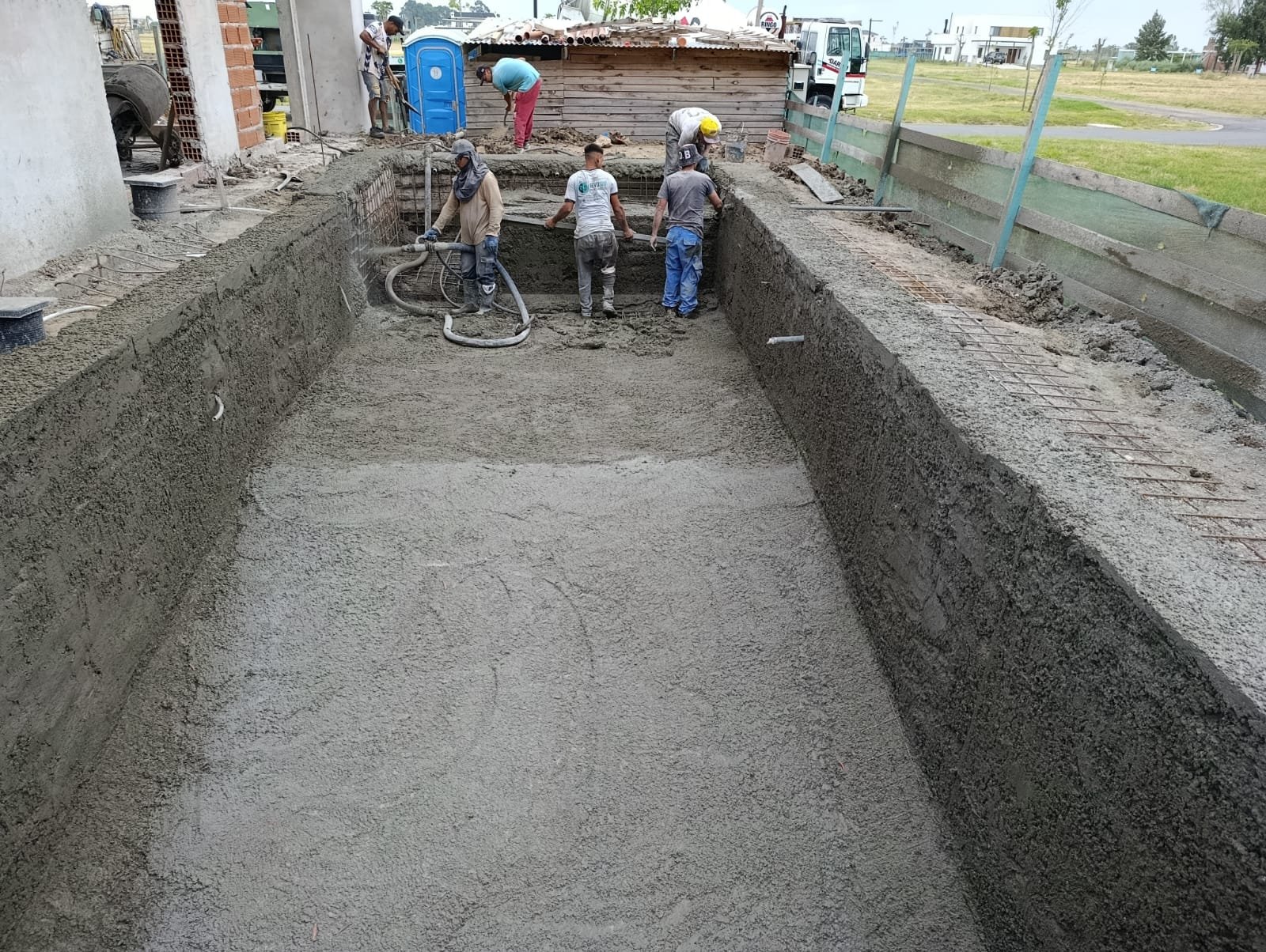 Equipo de Solmat trabajando en la estructura de hormigón armado de una piscina