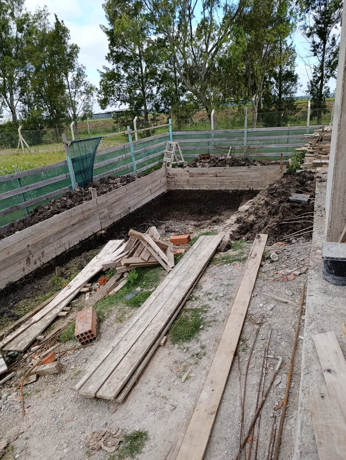 Excavación del terreno antes de construir la piscina de hormigón, en un country