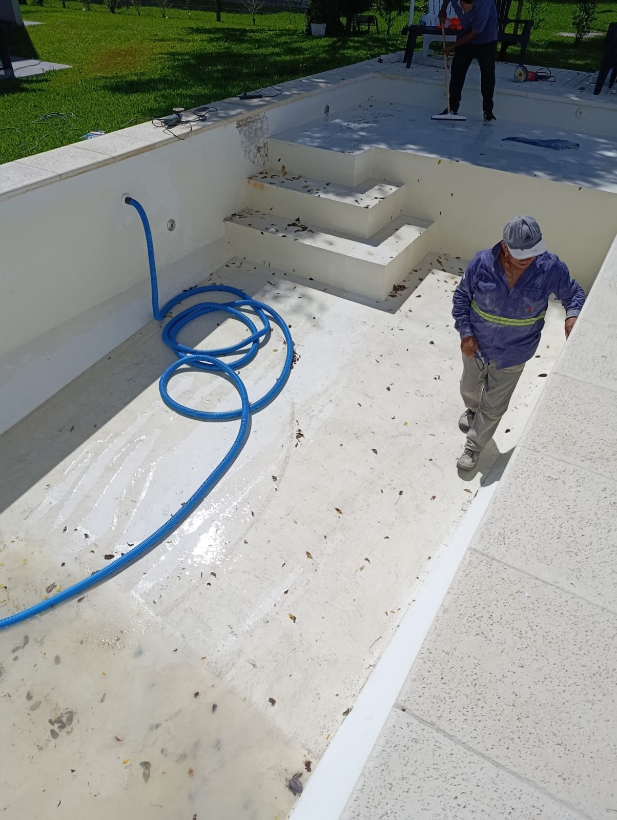 Piscina de hormigón terminada, en la etapa final de limpieza previa a la entrega